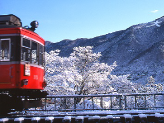 箱根登山電車と雪の大文字のイメージ